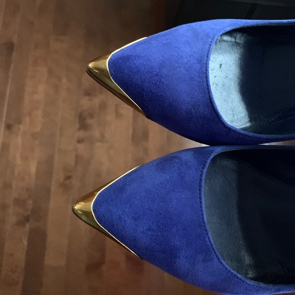 Alexander McQueen Pointed Metal-Toe Suede Pumps - Picture 13 of 13